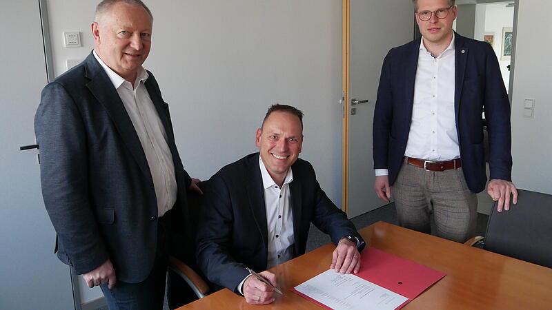 Landrat Thomas Bold, sein Nachfolger Mario Götz und Kreiswahlleiter Johannes Büttner. Landrat Thomas Bold, sein Nachfolger Mario Götz und Kreiswahlleiter Johannes Büttner.