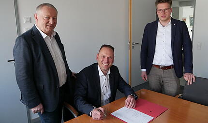 Landrat Thomas Bold, sein Nachfolger Mario Götz und Kreiswahlleiter Johannes Büttner. Landrat Thomas Bold, sein Nachfolger Mario Götz und Kreiswahlleiter Johannes Büttner.