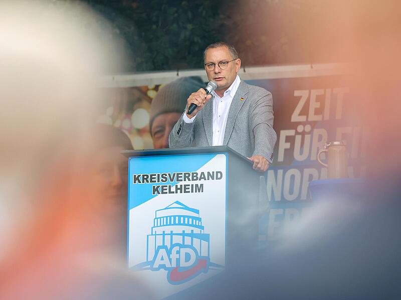 Tino Chrupalla, Vorsitzender der AfD-Bundestagsfraktion, steht beim politischen Frühschoppen am Volksfest Gillamoos auf der Bühne der AfD. Das Gillamoos ist eines der größten  und traditionellsten Volksfeste Niederbayerns.