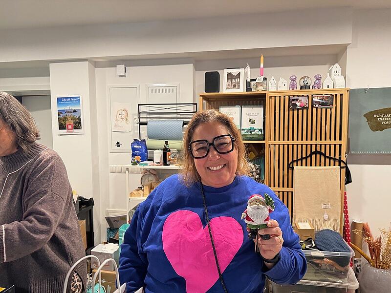 Herzogenaurach Martini Kirchweih verkaufsoffener Sonntag Jessica Sabationo von der „Villa Sabationo“ in Herzogenaurach hat ein Herz für Weihnachtsdekoration.