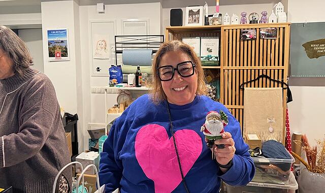 Herzogenaurach Martini Kirchweih verkaufsoffener Sonntag Jessica Sabationo von der „Villa Sabationo“ in Herzogenaurach hat ein Herz für Weihnachtsdekoration.