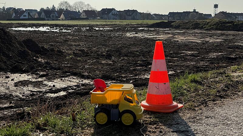 Noch rollen In der Reuth in Herzogenaurach nur die Spielzeug-Bagger an. Aber das Baugebiet hat eine wichtige H&uuml;rde genommen: Der Bebauungsplan ist endlich rechtskr&auml;ftig.