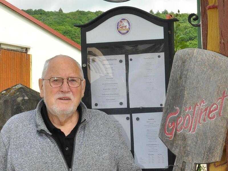 Wirt Peter H&auml;pp hat seine Gastwirtschaft &bdquo;Altes Backhaus&ldquo; wieder ge&ouml;ffnet.