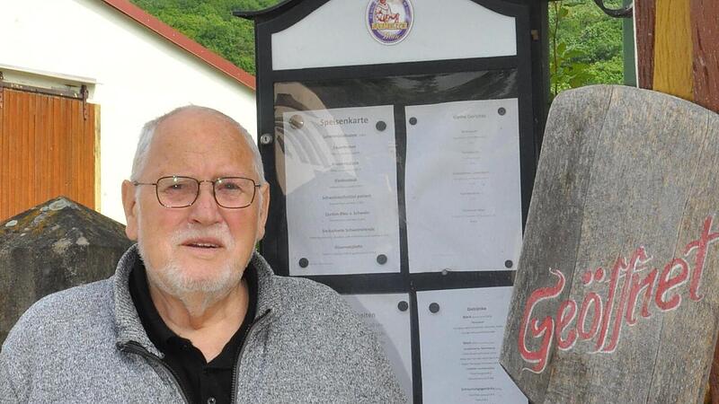 Wirt Peter Häpp hat seine Gastwirtschaft „Altes Backhaus“ wieder geöffnet. Wirt Peter Häpp hat seine Gastwirtschaft „Altes Backhaus“ wieder geöffnet.