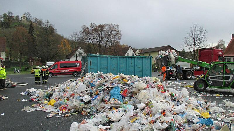Eine Spraydose löste wahrscheinlich den Brand im Müllfahrzeug aus. Der ausgeleerte Plastikmüllhaufen wurde durch einen Arbeiter der Stadt Königsberg in einen bereit stehenden Container geladen und so beseitigt.