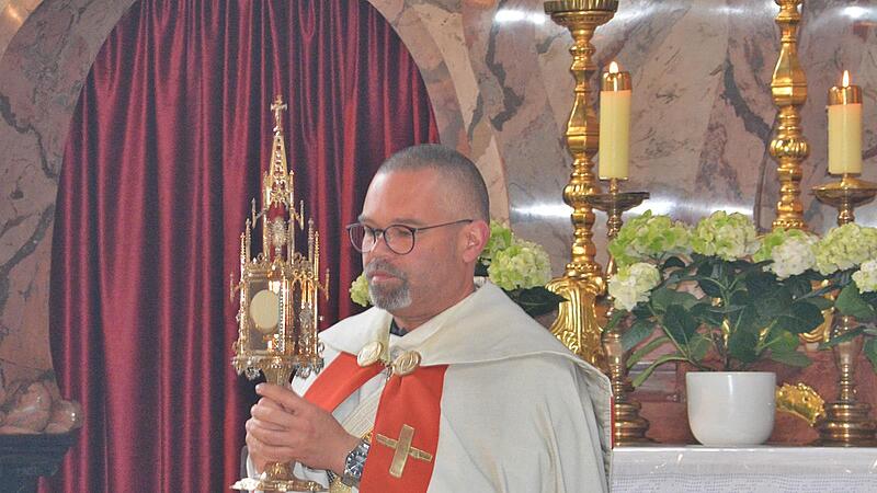 Diakon Jochen Lauterwald in Großwenkheim mit der historischen Monstranz Diakon Jochen Lauterwald in Großwenkheim mit der historischen Monstranz
