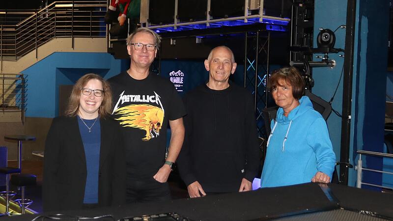 Freuen sich auf ein neues Musik-Zeitalter &bdquo;Disko samt Live-Acts&ldquo; im Raum Bamberg: VSB-Pressesprecherin Sandra Brunnbauer, Vamos-Gesch&auml;ftsf&uuml;hrer Stephan Guzik und das VSB-Gesch&auml;ftsf&uuml;hrer-Ehepaar Wolfgang und Gaby Heyder (v.l.).