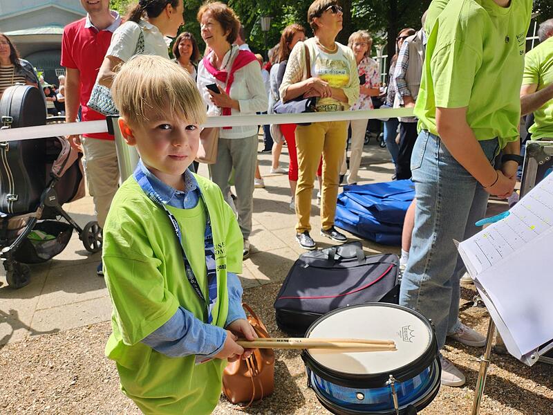 Quentin, an der Trommel, 6 Jahre alt. Seine Mama spielt in der Bl&auml;sergruppe Saxophon.