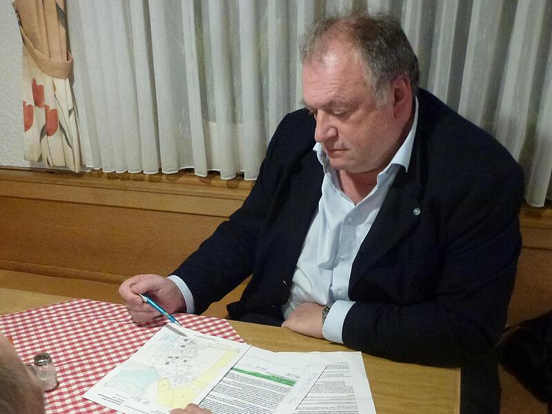 CSU-Landtagsabgeordneter Walter Nussel kam auf Wunsch von Anlieger und informierte sich. CSU-Landtagsabgeordneter Walter Nussel kam auf Wunsch von Anlieger und informierte sich.
