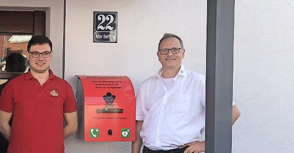 Der neue Defibrillator ist am Feuerwehrger&auml;tehaus in der Ortsmitte von Arnshausen angebracht.