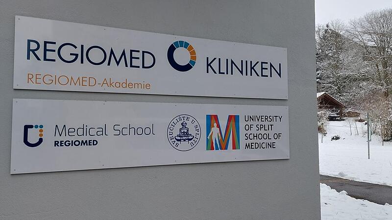 Die Medical School von Regiomed bildet &Auml;rzte aus. Das Theoriestudium erfolgt an der staatlichen Universit&auml;t in Split, der praktische Teil wird in den Regiomed-Kliniken in Coburg, Lichtenfels, Sonneberg und Hildburghausen vermittelt.