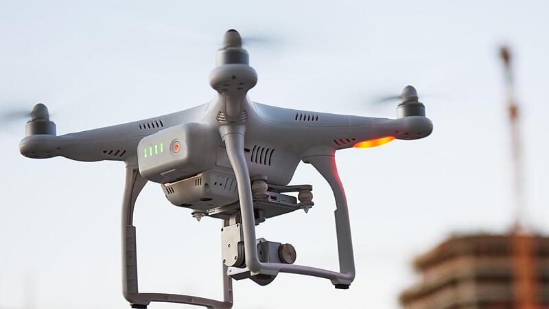 Eine Drohne – wie auf diesem Symbolfoto zu sehen – dürfen nur mit Genehmigung in der Nähe des Uniklinikums Erlangen fliegen.