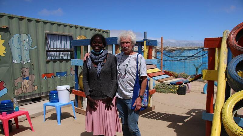Der H&ouml;chstadter Gymnasiallehrer Roland Grebner mit der Leiterin des "Democratic Resettlement Community Women&rsquo;s Community Project&ldquo; in einer Siedlung am Rande von Swakopmund.