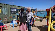 Der Höchstadter Gymnasiallehrer Roland Grebner mit der Leiterin des "Democratic Resettlement Community Women’s Community Project“ in einer Siedlung am Rande von Swakopmund.
