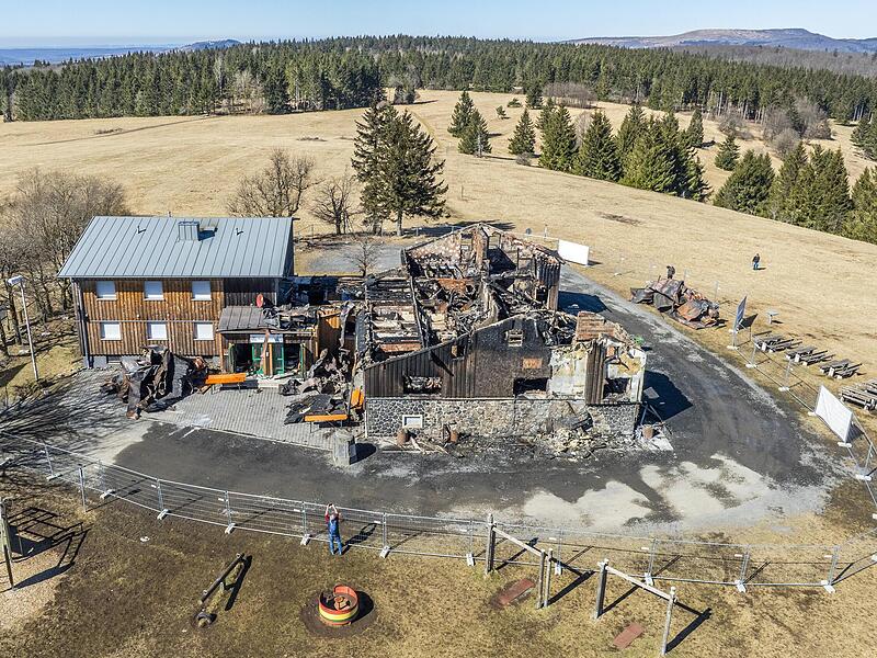 Wie verheerend der Brand der Kissinger Hütte auf dem Feuerberg war, zeigt diese Drohnenaufnahme. Das Bettenhaus (links) konnte gerettet werden, die verqualmte Inneneinrichtung dürfte unbrauchbar geworden sein. Wie verheerend der Brand der Kissinger Hütte auf dem Feuerberg war, zeigt diese Drohnenaufnahme. Das Bettenhaus (links) konnte gerettet werden, die verqualmte Inneneinrichtung dürfte unbrauchbar geworden sein.