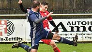 Gro&szlig;er Einsatz ist im Abstiegskampf gefordert. Hier versucht Dirk Fischer (vorne) von der noch nicht gesicherten SpVgg Lettenreuth die Flanke des Kronachers Laurenz Amon zu verhindern.