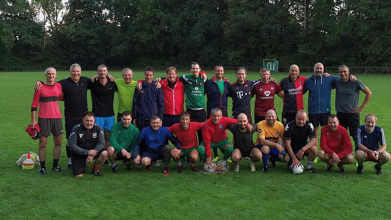 Die ehemalige DJK-AH wurde von den Sportfreunden Bamberg herzlich aufgenommen. &Uuml;ber ihre neue sportliche Heimat freuen sich: (oben v.l.n.r.) Heiko Klaum&uuml;nzer, Norbert Rosiwal, Tom Kollacks, Hans-Peter Hebeis, Andreas Jungnickel, Berthold Opower, Tim Braun, Sebastian Brauner, Johannes Martini, Michael Hofmann, Rainer Schmidt, Johannes Fischer, Aldridge Friedmann. (unten v.l.n.r.) Klaus Schumm, Andreas Baumg&auml;rtel, Konstantin Fertich, Felix Strobler,  Raul Constantinescu, Alexander Geck, Martin Beyerle, Wolfgang G&uuml;nthner, Klaus Schmitt, Andreas Mock. Es fehlen: Anthony Bastian, Stephan Dotterweich, Florin Frent, Adrian Georgecu, Peter Glaser, Julian Jura, Waldemar Kukielka, Paul Leis, Steffen Pfleger, Andreas Strobler, Frederik Schmidt, Andreas Sch&ouml;nberger.