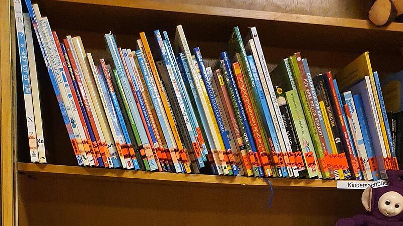 Die Puppen und Kuscheltiere schauen sich während der Übernachtung in den Regalen um. Die Puppen und Kuscheltiere schauen sich während der Übernachtung in den Regalen um.