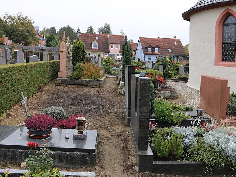 alter-friedhof-3-aufgelassene-graeber.jpg alter-friedhof-3-aufgelassene-graeber.jpg