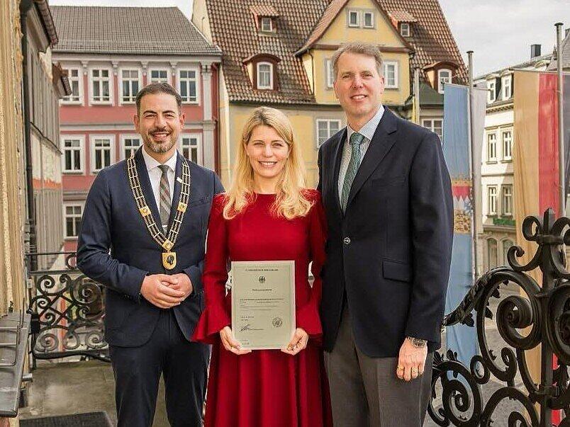 Kelly Prinzessin von Sachsen-Coburg und Gotha mit ihrem Mann Hubertus Prinz von Sachsen-Coburg und Gotha (rechts) sowie Coburgs Drittem B&uuml;rgermeister Can Aydin