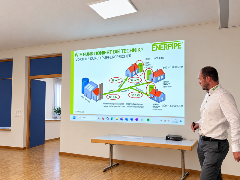 Thomas Kaufmann von der Firma Enerpipe erl&auml;uterte bei der Informationsveranstaltung in Premich die technische Umsetzung des geplanten Nahw&auml;rmenetzes.