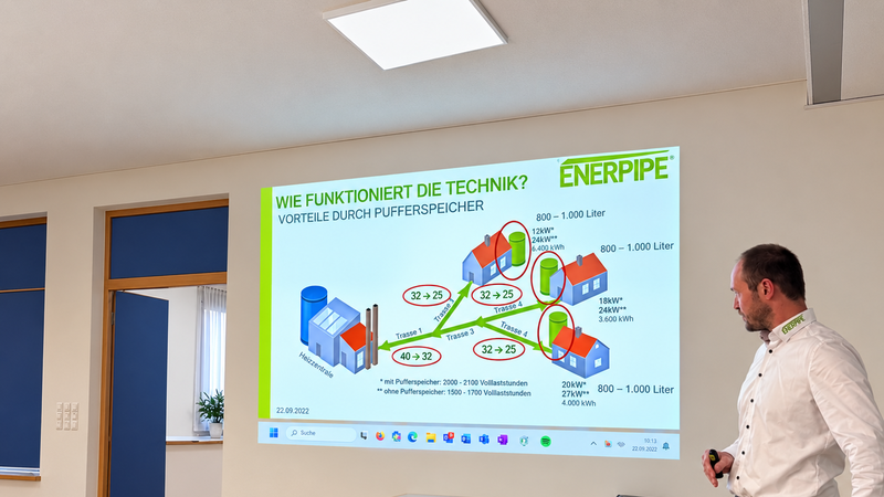 Thomas Kaufmann von der Firma Enerpipe erl&auml;uterte bei der Informationsveranstaltung in Premich die technische Umsetzung des geplanten Nahw&auml;rmenetzes.