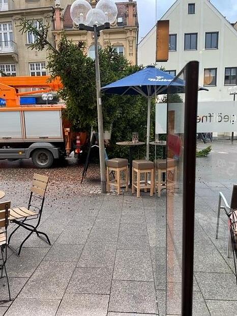 Gr&uuml;ndlich schief ging die F&auml;llung des Weihnachtsbaumes auf dem Bad Kissinger Marktplatz.