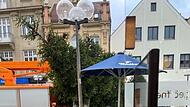 Gr&uuml;ndlich schief ging die F&auml;llung des Weihnachtsbaumes auf dem Bad Kissinger Marktplatz.