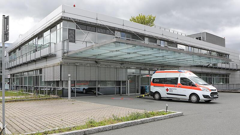 Wo momentan noch Rettungsfahrzeuge parken, wird ab Ende 2023 der Erweiterungsbau der Notaufnahme des Forchheimer Klinikums stehen.Forchheim & Fränkische Schweiz