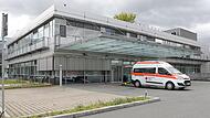Wo momentan noch Rettungsfahrzeuge parken, wird ab Ende 2023 der Erweiterungsbau der Notaufnahme des Forchheimer Klinikums stehen.Forchheim & Fränkische Schweiz Wo momentan noch Rettungsfahrzeuge parken, wird ab Ende 2023 der Erweiterungsbau der Notaufnahme des Forchheimer Klinikums stehen.Forchheim & Fränkische Schweiz