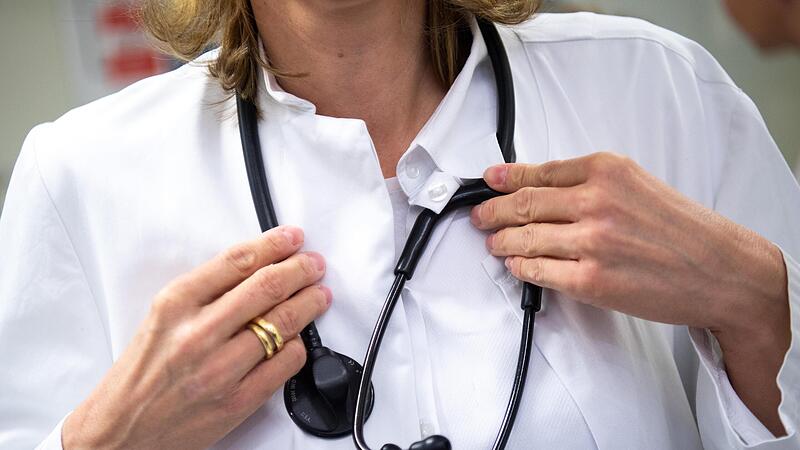 Aktuell sind laut Ministerium 465 Arzt-Sitze in Bayern verwaist. Angesichts der anhaltenden Versorgungsl&uuml;cken mit Haus- und Fach&auml;rzten in Bayern hat Ministerpr&auml;sident S&ouml;der  sogar mit einem Staatskommissar gedroht.