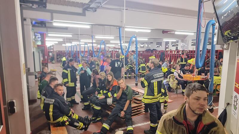 Die Feuerwehrleute arbeiteten bis zu Erschöpfung.