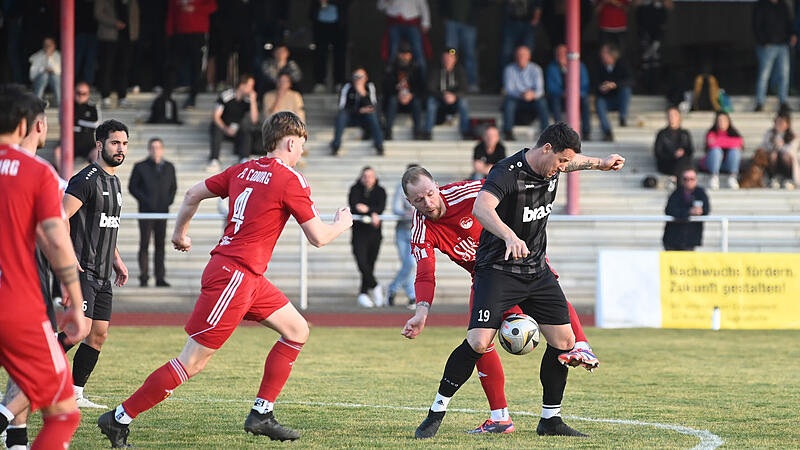Frammersbachs Spielertrainer Patrick Amrhein behauptet den Ball gegen den Coburger Domenic Lauenbach. Leonard Sp&auml;th will zu Hilfe eilen.