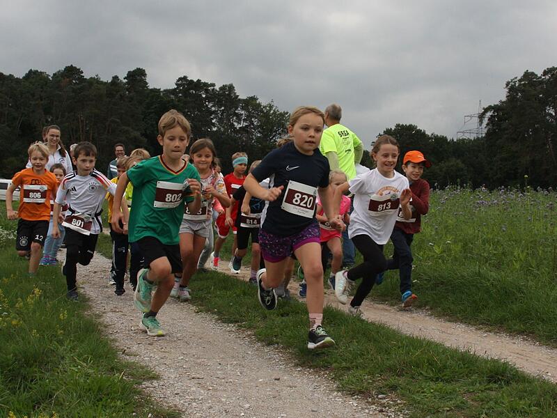Früh übt sich: Die Kinder der  U8 starten in Möhrendorf zu ihrem Rennen über einen Kilometer.
