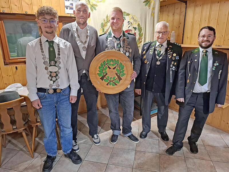 Das neue K&ouml;nigshaus (von links): Jugendk&ouml;nig Henrik Reuter, 1. Ritter Willi Thein, Sch&uuml;tzenk&ouml;nig Kevin Kranich, 2. Ritter Joseph Borschert, Sch&uuml;tzenmeister Sebastian Dr&ouml;&szlig;mar.