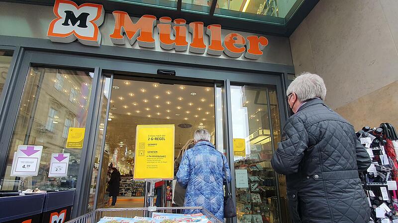 Eine kleine Schlange bildet sich an der 2G-Kontrolle vor dem &bdquo;Kaufhaus&ldquo; M&uuml;ller am Maxplatz.