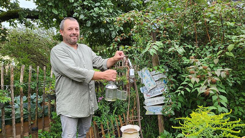 Holger Engel in seinem Garten in Bad Kissingen. Seine Frau hat sich die Deko und den Staketenzaun gewünscht. „Das erfülle ich ihr gern“, sagt der 52-Jährige Handwerker. Holger Engel in seinem Garten in Bad Kissingen. Seine Frau hat sich die Deko und den Staketenzaun gewünscht. „Das erfülle ich ihr gern“, sagt der 52-Jährige Handwerker.