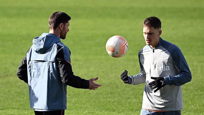 Trainer Xabi Alonso (links) und Spieler Florian Wirtz (rechts) Trainer Xabi Alonso (links) und Spieler Florian Wirtz (rechts)