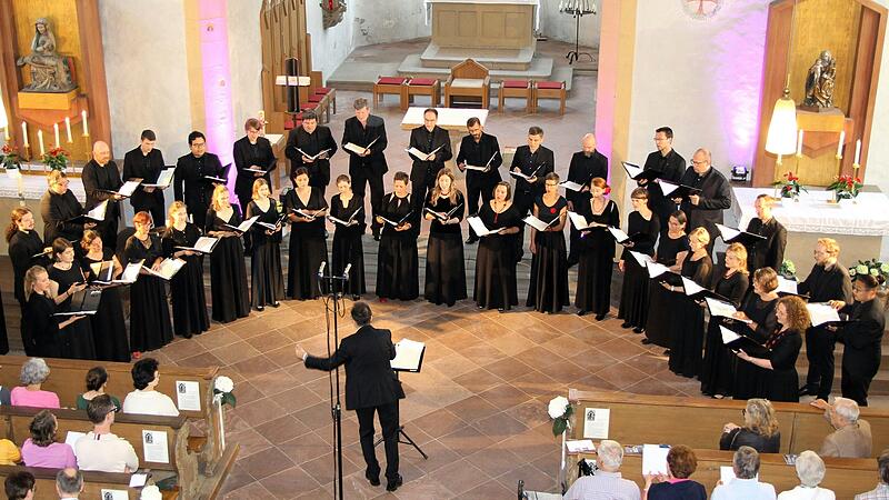 Ein begeisterndes Konzert gab das Vokalensemble Cantabile Regensburg mit seinem Dirigenten Matthias Beckert zum Auftakt der diesjährigen Vinotonale in der Wallfahrtskirche Maria im Weingarten in Volkach. Ein begeisterndes Konzert gab das Vokalensemble Cantabile Regensburg mit seinem Dirigenten Matthias Beckert zum Auftakt der diesjährigen Vinotonale in der Wallfahrtskirche Maria im Weingarten in Volkach.