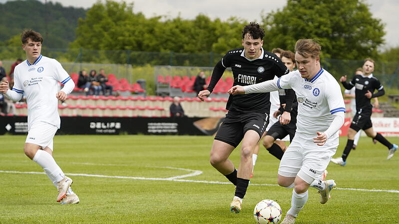 F&uuml;r Sandro D&uuml;mig und den TSV Hirschaid (wei&szlig;e Trikots) geht es nach dem 1:1 in Ebersdorf in die Relegation.