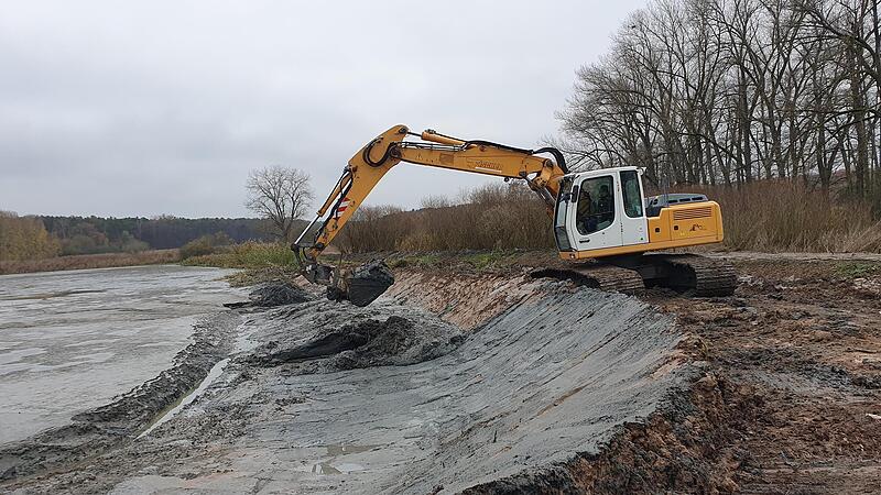 Im Weihergebiet bei Krausenbechhofen wird gebaggert.