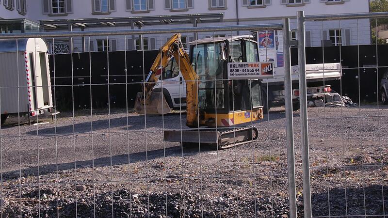 Der alte Holzzaun um das frühere Steigenberger-Areal wird durch einen neuen aus Bauzaunelementen ersetzt. Der alte Holzzaun um das frühere Steigenberger-Areal wird durch einen neuen aus Bauzaunelementen ersetzt.