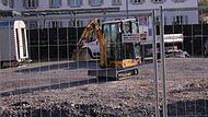 Der  alte Holzzaun um das fr&uuml;here Steigenberger-Areal wird durch einen neuen aus Bauzaunelementen ersetzt.