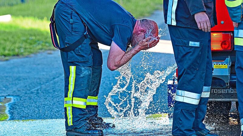 Ein Feuerwehrmann kühlt sich bei einem Einsatz ab.SMS|Schalk, Manfred, Schrobenhausen Ein Feuerwehrmann kühlt sich bei einem Einsatz ab.SMS|Schalk, Manfred, Schrobenhausen