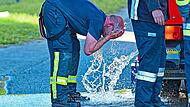 Ein Feuerwehrmann kühlt sich bei einem Einsatz ab.SMS|Schalk, Manfred, Schrobenhausen Ein Feuerwehrmann kühlt sich bei einem Einsatz ab.SMS|Schalk, Manfred, Schrobenhausen