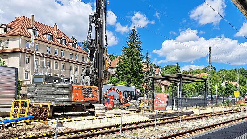 Blick vom Bahnsteig 5 zum Gleis 6: Es wird nun wieder einen Bahnsteig erhalten – und einen Aufzug. Auf den Gleisen 5 und 6 halten die Züge von und nach Bad Rodach sowie die Transportzüge zum Müllheizkraftwerk.