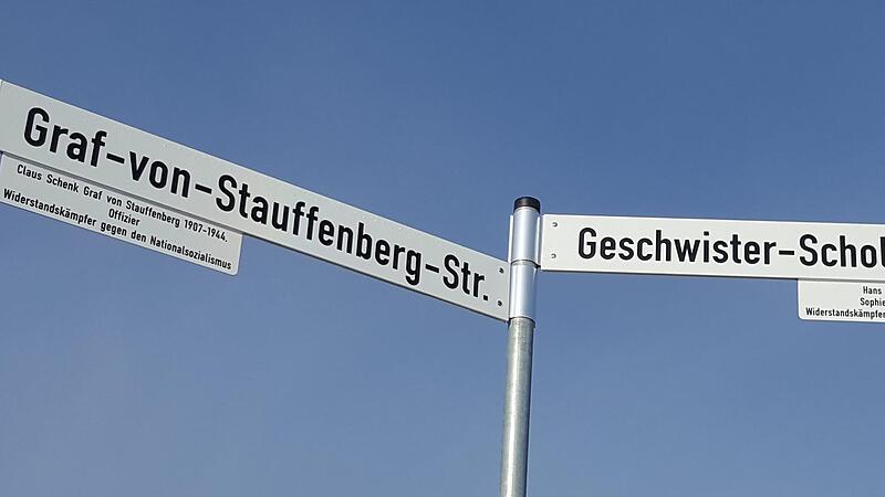 Straßenschilder erinnern an mutigen Menschen, die Widerstand geleistet haben.