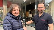 &bdquo;Ich werde wahrscheinlich t&auml;glich vorbeikommen&ldquo;, sagt Bianca Da Col. Dem neuen Inhaber des Eiscaf&eacute;s Cortina, Enrico Pizzato, w&uuml;nschen sie und ihr Mann Harald Rathai alles Gute.