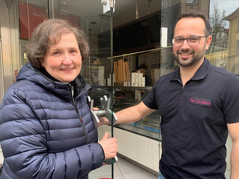 &bdquo;Ich werde wahrscheinlich t&auml;glich vorbeikommen&ldquo;, sagt Bianca Da Col. Dem neuen Inhaber des Eiscaf&eacute;s Cortina, Enrico Pizzato, w&uuml;nschen sie und ihr Mann Harald Rathai alles Gute.