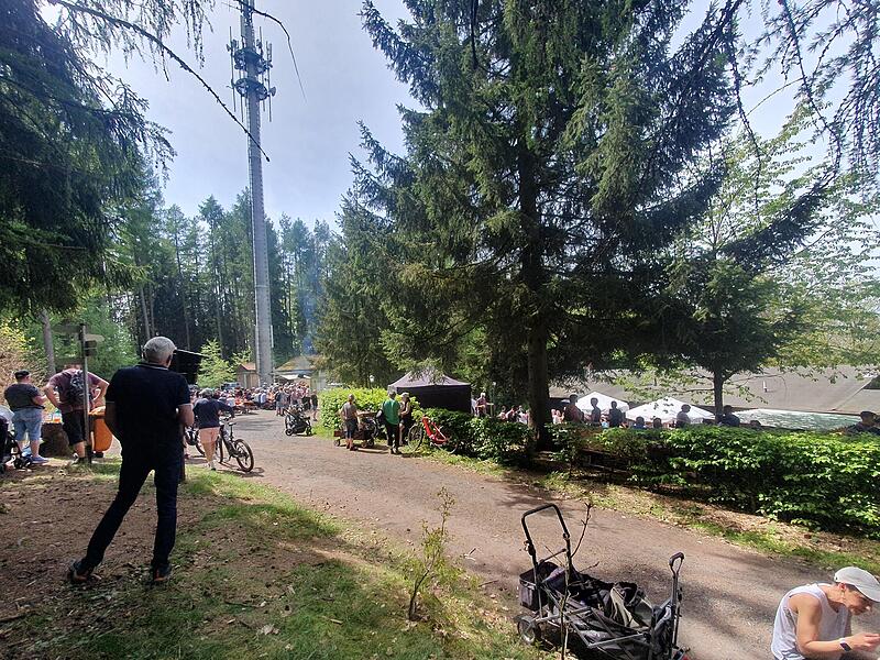 &Uuml;ber 1000 Menschen pilgerten am 1. Mai auf verschiedenen Wegen hinauf auf den Muppberg.
